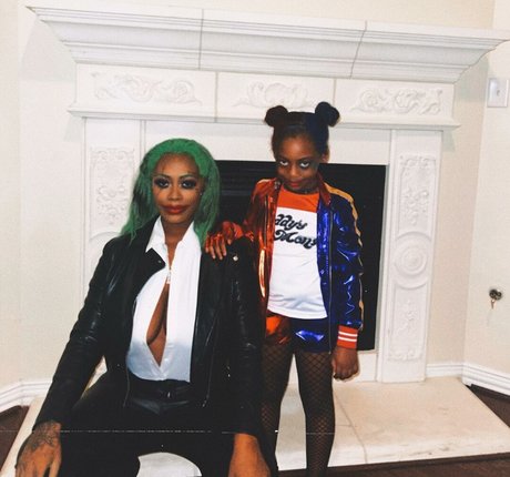 NonnieBaby arte estelar archivo