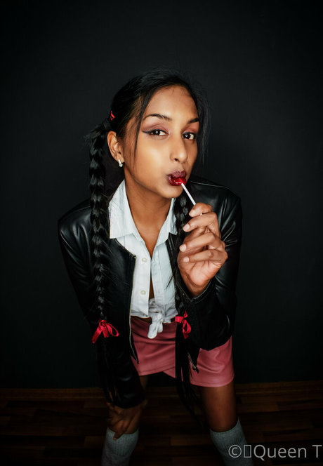 thequeentrish sexy actress photo