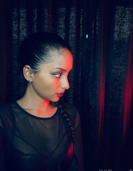 thequeentrish actrice artistique galeries