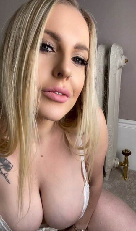 Lucy Tease actriz desnuda imagen