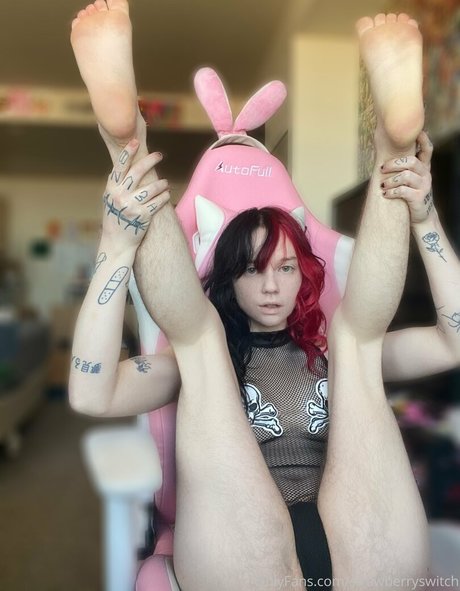 strawberryswitch actriz desnuda galerías