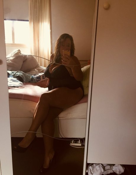 dutchcurvesinheels star du porno belle img