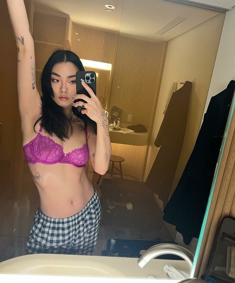 Rina Sawayama art étoile image