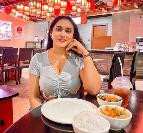 Nimesha Jayarathne estrella desnuda archivo