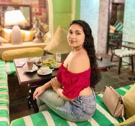 Nimesha Jayarathne modelo hermosa galerías