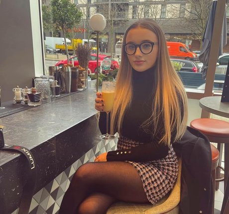 Olivia Robertson pornstar top picture