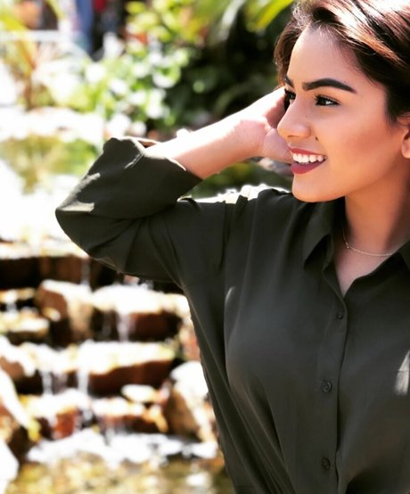 Sukh Bains modèle nu des photos