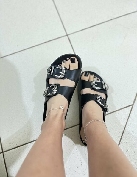 Caliupe feet mannequin image