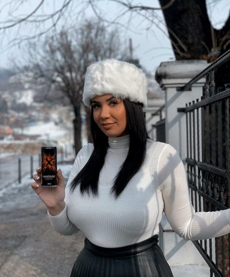 Emina Jahi star du porno parfaite photos