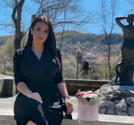 Emina Jahi star pornographique galerie