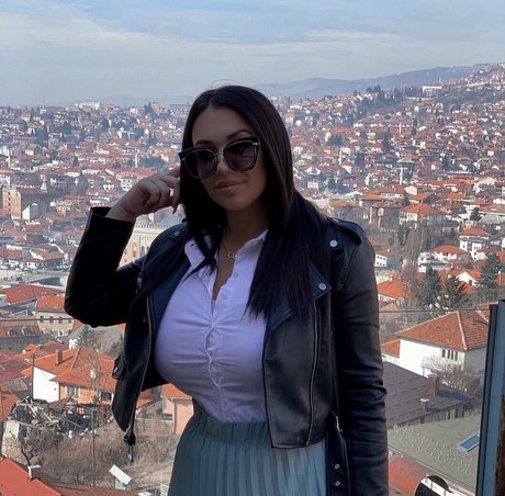 Emina Jahi estrella de alta definición foto