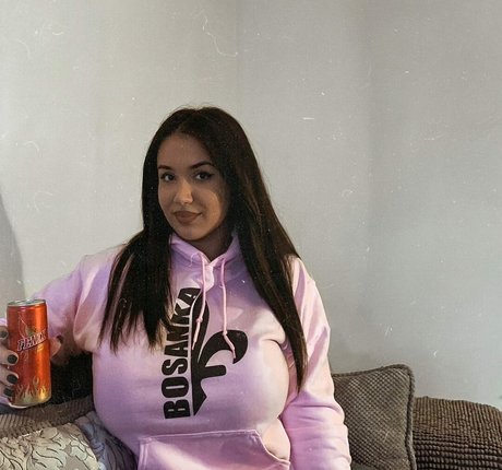 Emina Jahi hermosa estrella galería