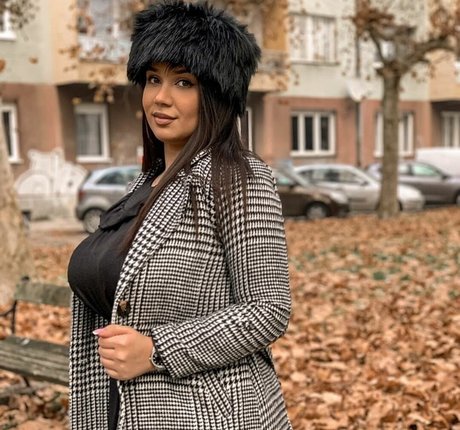 Emina Jahi modelo hd archivo