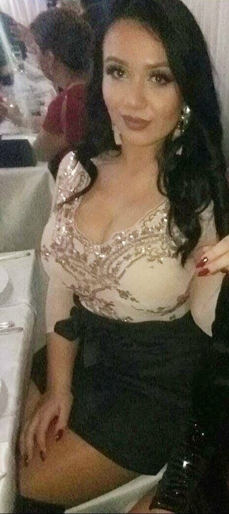 Emina Jahi star du porno adulte galeries