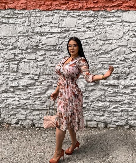 Emina Jahi star du porno parfaite galeries