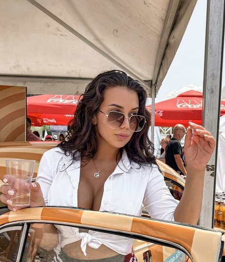 Emina Jahi estrella porno desnuda galerías