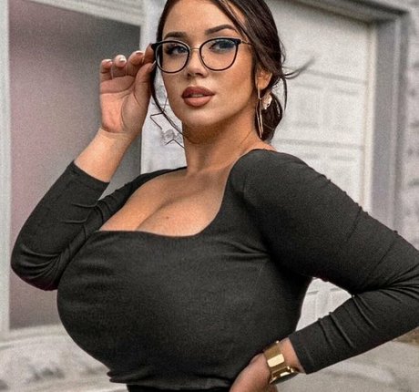 Emina Jahi actriz de alta definición imagen