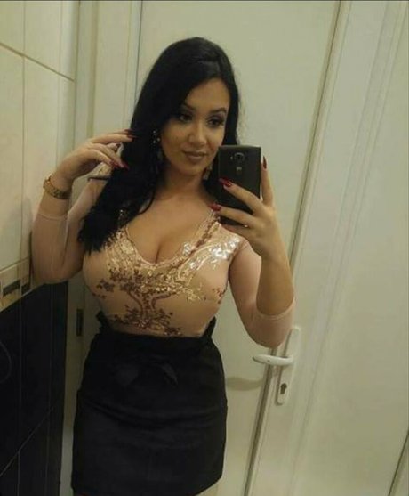 Emina Jahi modelo porno archivo