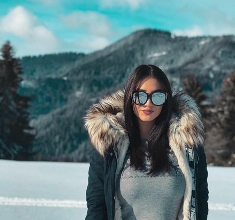 Emina Jahi estrella del sexo fotos