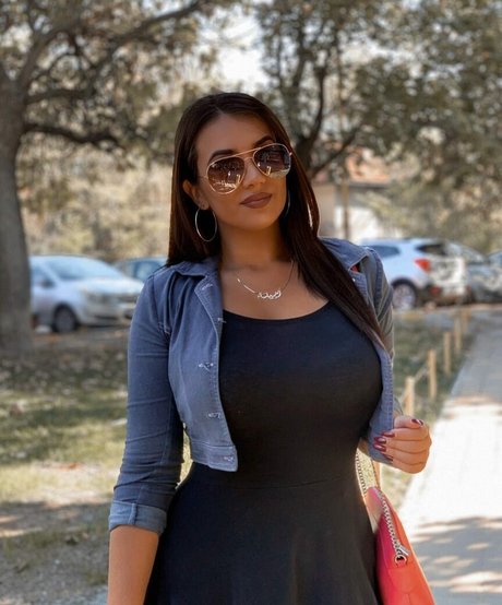 Emina Jahi modèle hd image