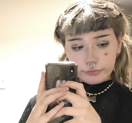 Tinyfawnn pretty model pic