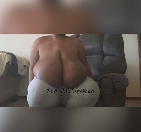 XoBigTittyQueen model nudes pic