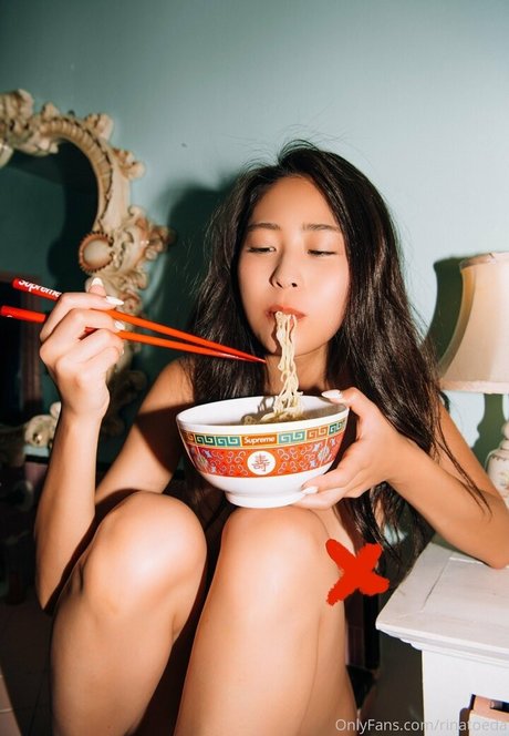 Rina Toeda model porn photo