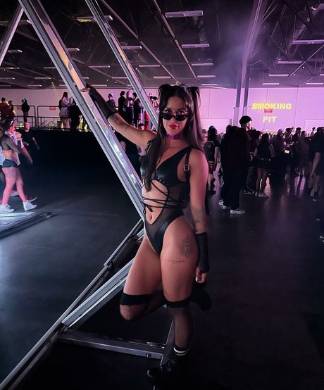 The Peach at the Beach model xxx picture