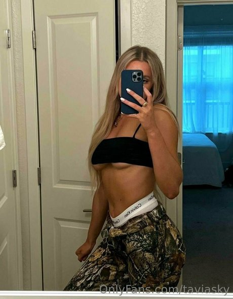 Tavia Sky hot model picture