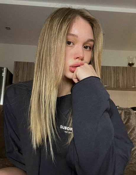 allinika model adult image