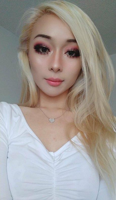 Meowieantoinette model exclusive photo