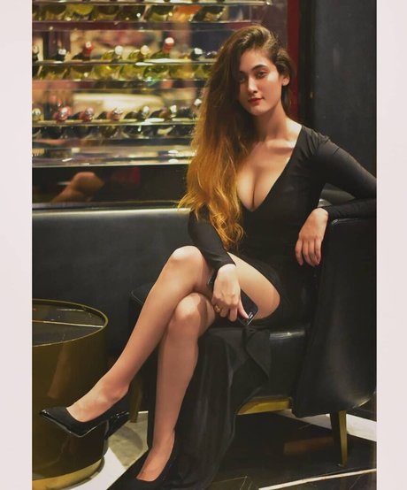 Nidhi Maheshwari nude model picture