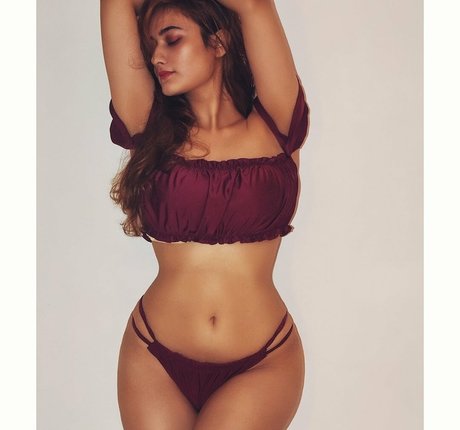 Nidhi Maheshwari model hd pictures