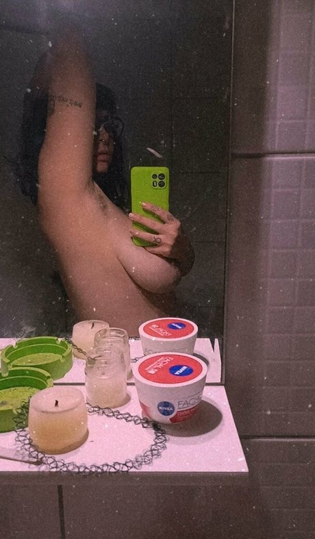 Non4megal erotic model image