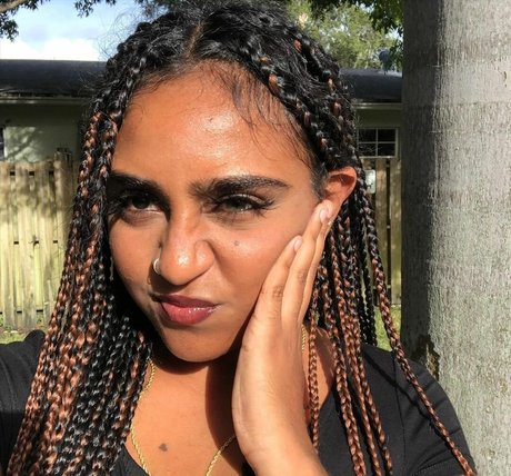 Nita Amari model top images