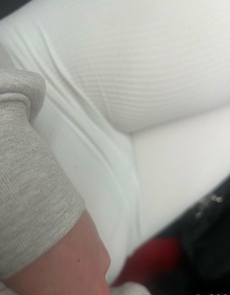 Katy Robertson nude model img