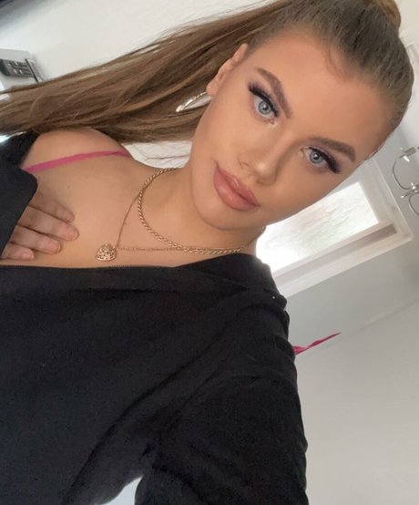 Molly Georgia Leach adult model image