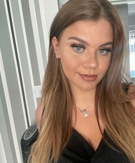 Molly Georgia Leach sexy star pics