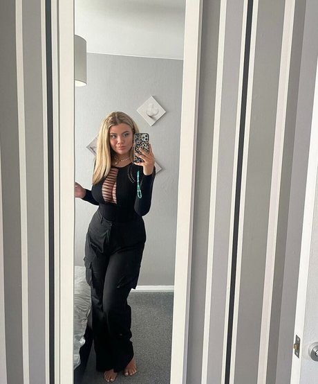 Molly Georgia Leach naked model img