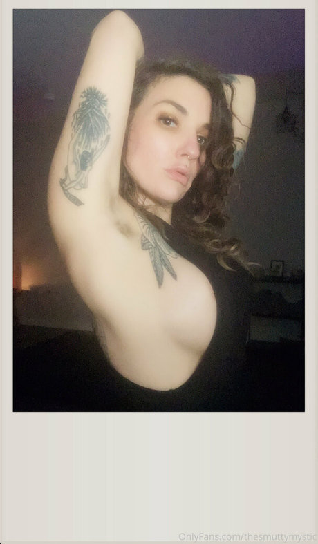 thesmuttymystic model art pic