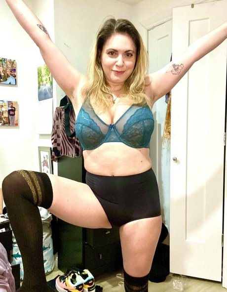 lindsaymariefelton hot actress images