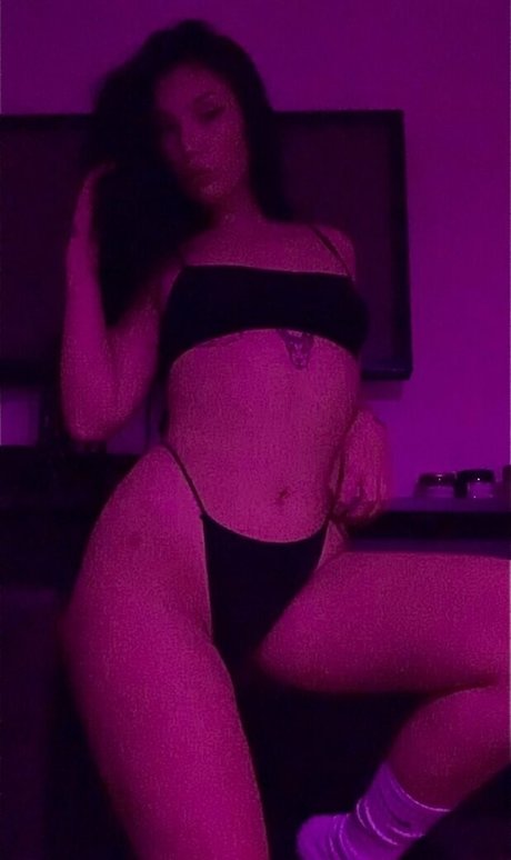 Saintpussey erotic model image