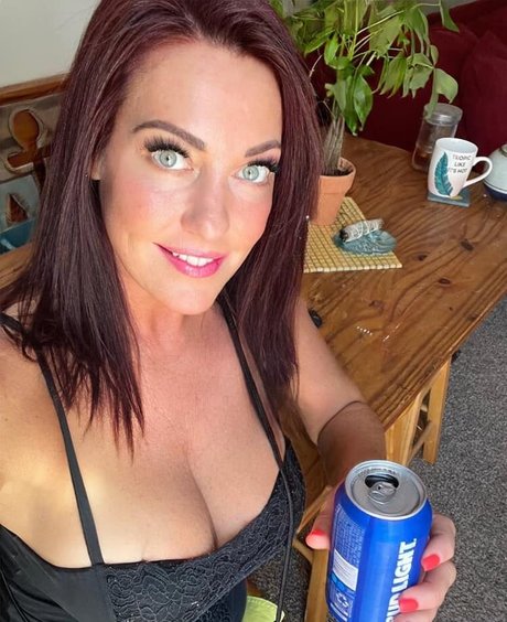 KellyK nudes model pic