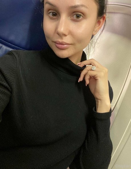 arianamarie model high quality img