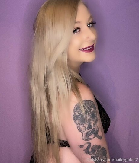 haileygold22 art model pic