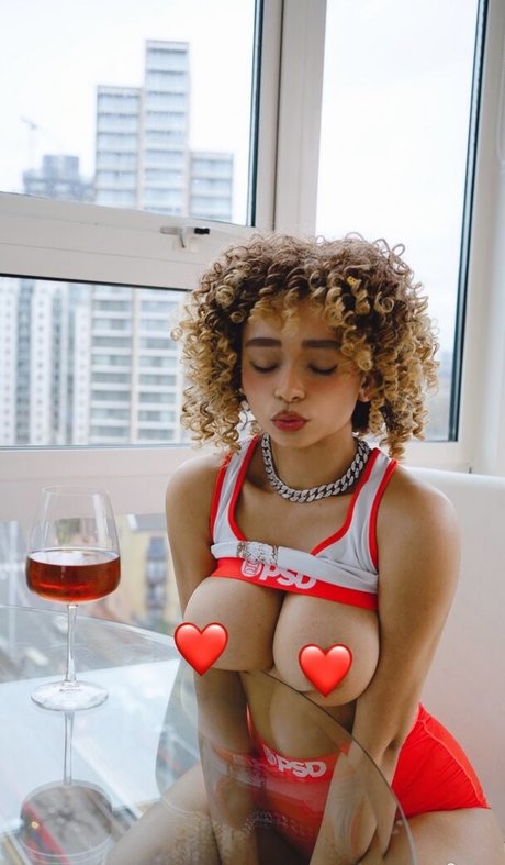 Kiara Peachy sexy pornstar pic