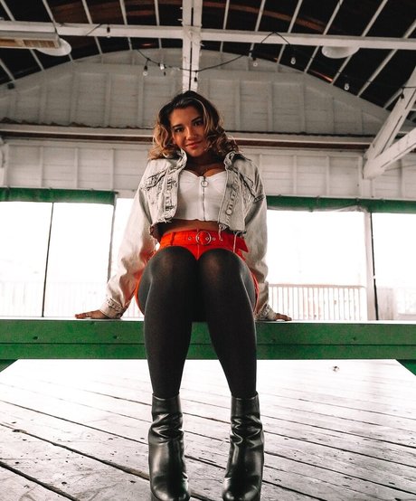 Hannah Malvone porn model galleries