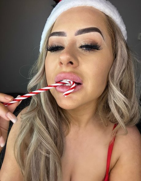 rosiemaeofficialx pretty pornstar pic