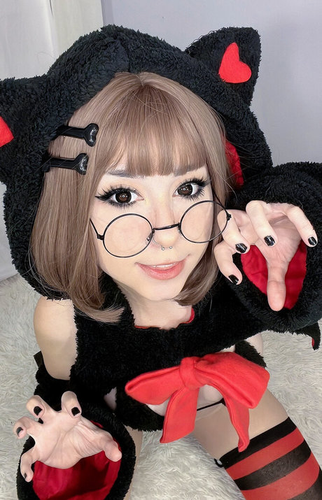 Feyrechan model porn image