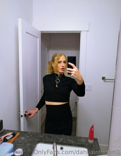 dahliainbloom1 model adult pic